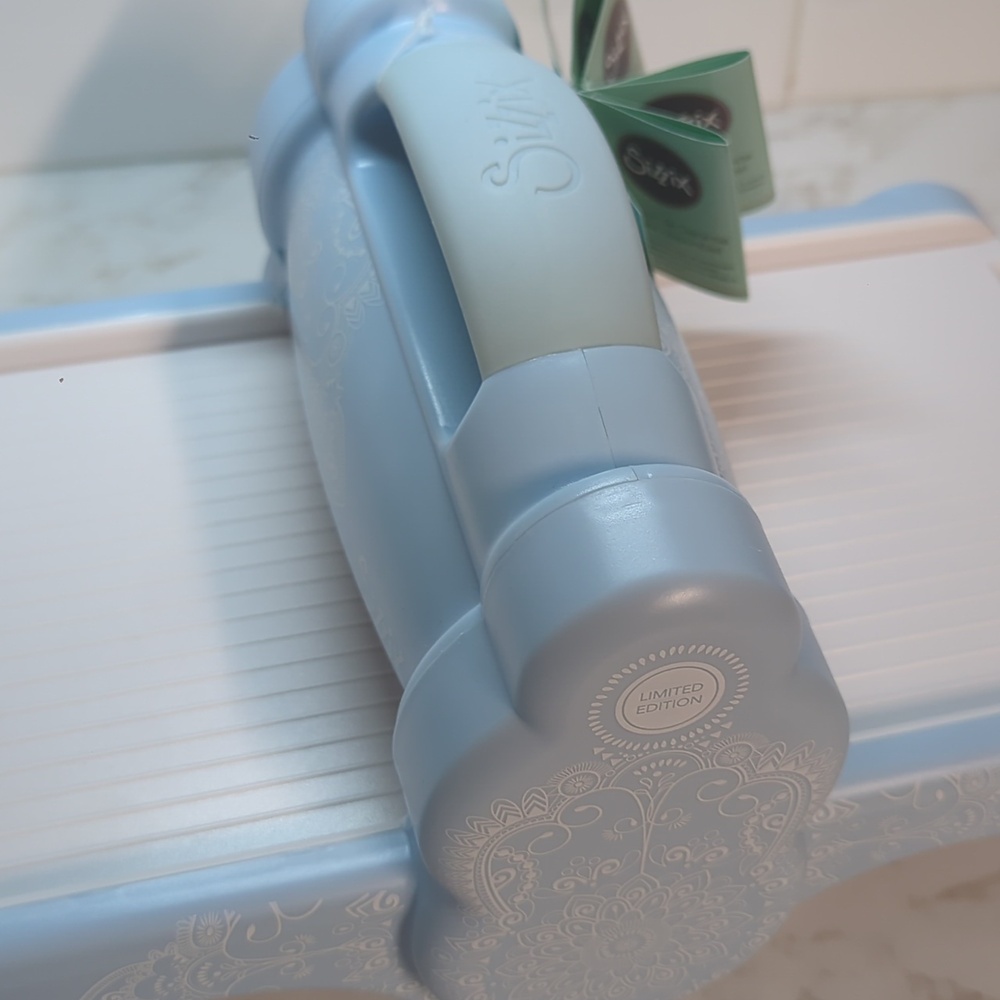 SIZZIX BIG SHOT CUTTING MACHINE - Picture 3 of 5